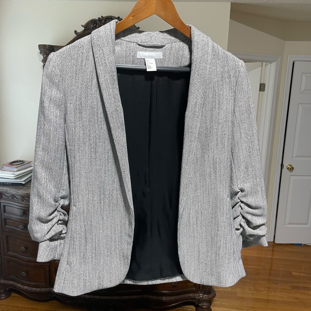 Gray H&M blazer with ruched sleeves